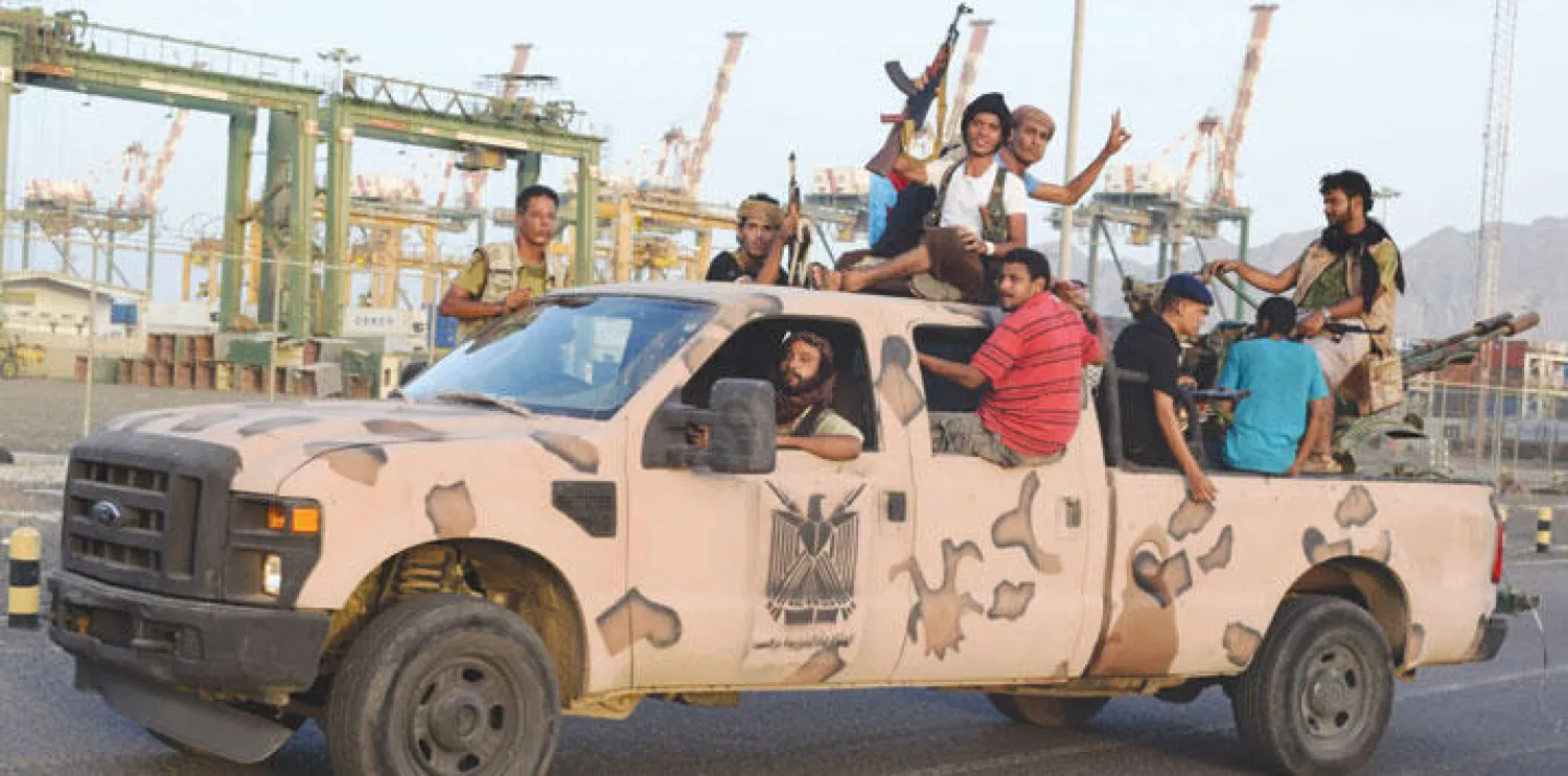 قوات من المقاومة الشعبية الموالية للشرعية وللرئيس هادي في مدينة عدن الذين صدر قرار رئاسي بضم 4800 منهم الى الجيش الوطني (أ.ف.ب)