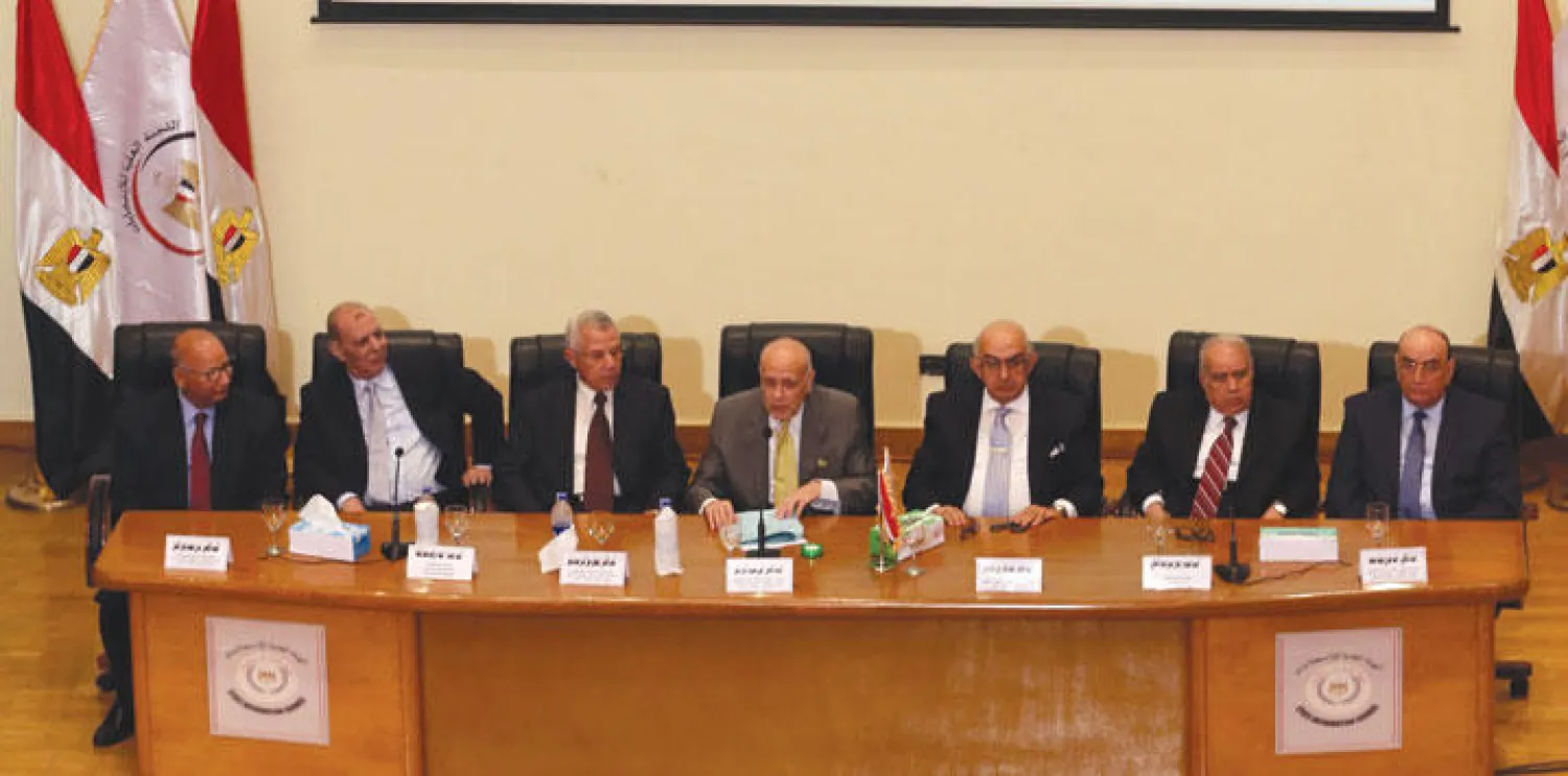 المستشار أيمن عباس لدى إعلانه الجدول الزمني للإنتخابات البرلمانية في القاهرة أمس (إ.ب.أ)