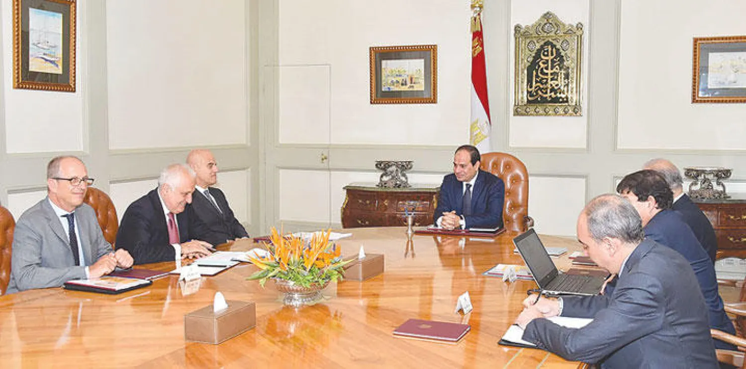 الرئيس المصري عبد الفتاح السيسي خلال اجتماعه مع ممثلي شركة إيني الإيطالية ( أ.ب)