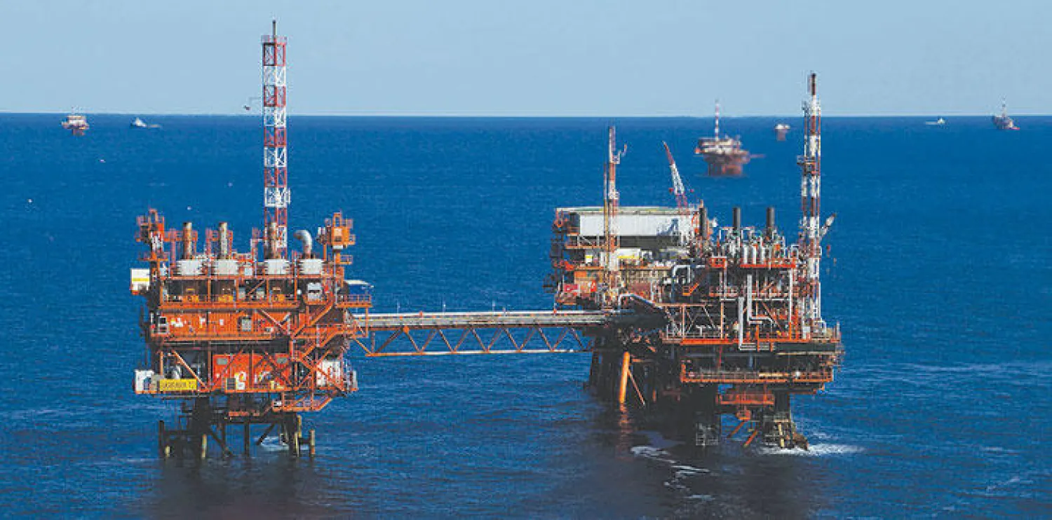 شهدت سوق النفط العالمية في الفترة الماضية انخفاض الأسعار إلى مستوى تاريخي (رويترز)