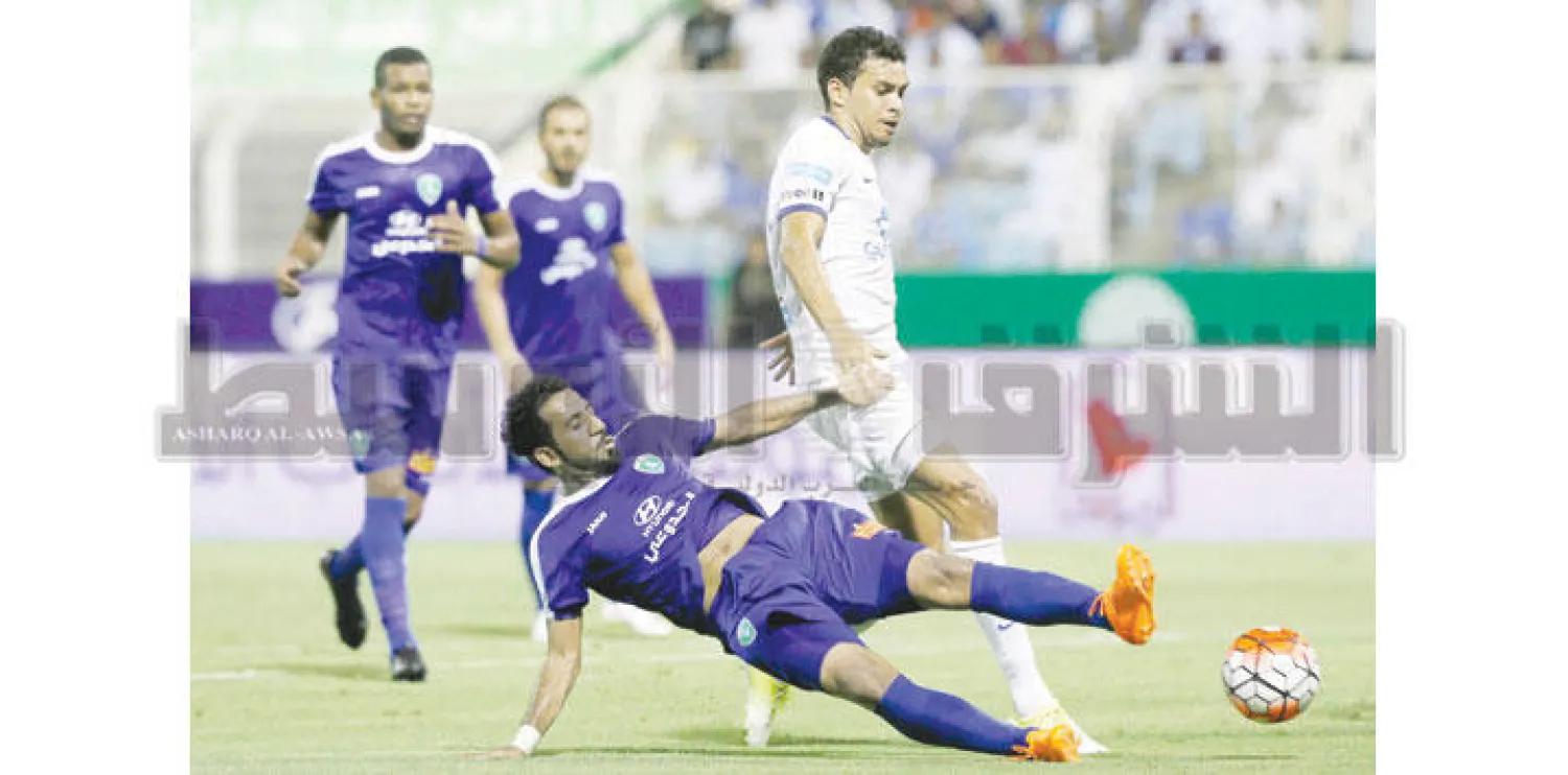 جانب من المباراة التي جمعت الهلال والفتح أخيرًا (تصوير: عيسى الدبيسي)