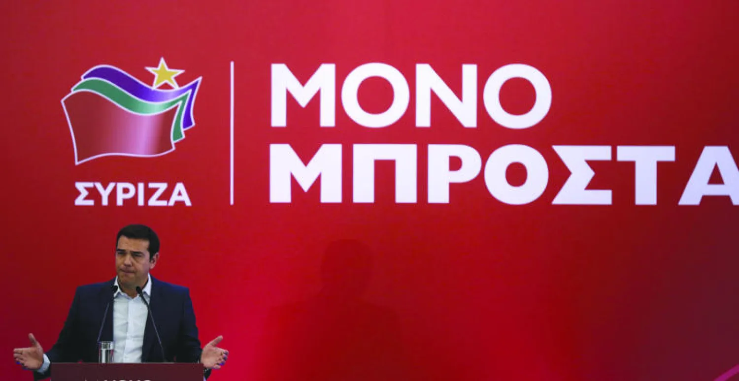 رئيس الوزراء اليوناني السابق اليكسيس تسيبراس خلال اجتماعه بأعضاء حزبه سيريزا في أثينا أمس (رويترز)