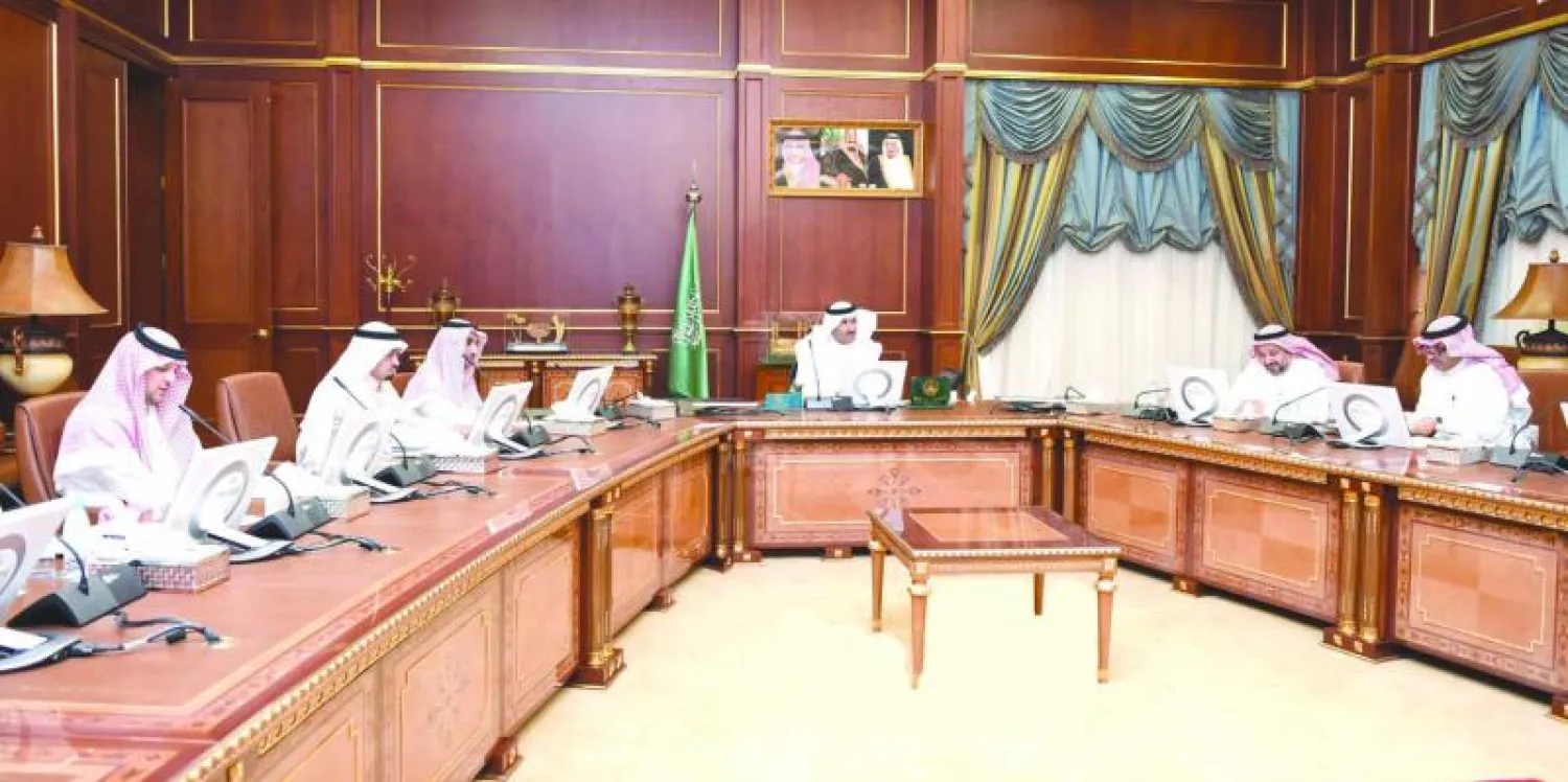 أمير المدينة المنورة خلال ترؤسه اجتماع اللجنة الإدارية العليا أمس  («الشرق الأوسط»)