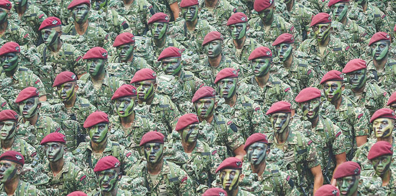 جانب من العرض العسكري بمناسبة ذكرى استقلال ماليزيا في كوالالمبور أمس (أ.ف.ب)