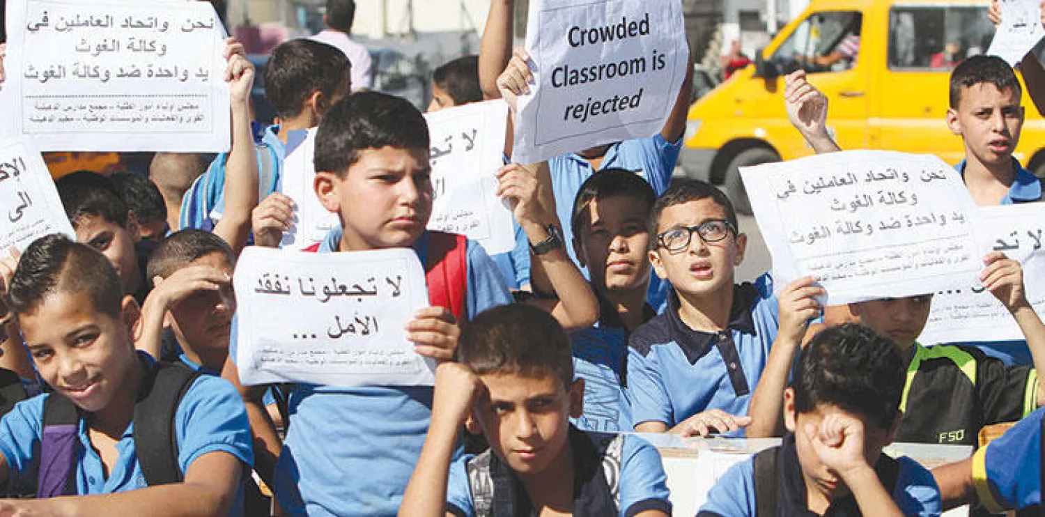 أطفال فلسطينيون في مخيم الدهيشة (الضفة الغربية) خلال مظاهرة احتجاج ضد تقليص {أونروا} البرنامج التعليمي (أ.ف.ب)