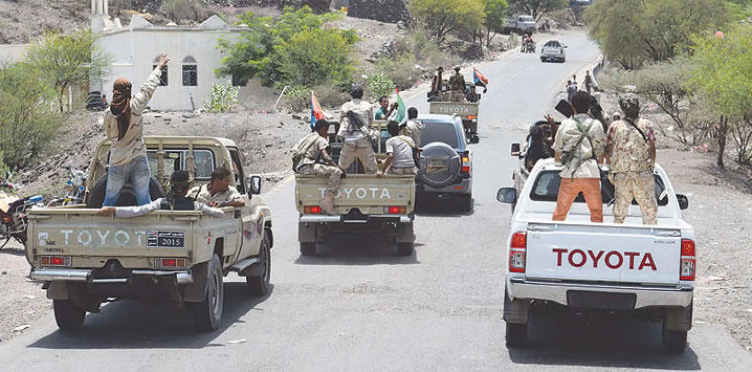مقاتلون مولون للرئيس اليمني عبد ربه منصور هادي على متن سيارات عسكرية في أحد شوارع مدينة الضالع 30 كلم جنوب العاصمة صنعاء (أ ف ب)