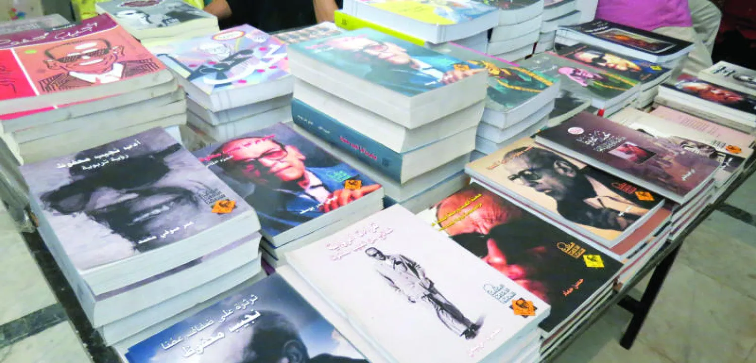 بعض مؤلفاته المعروضة في الاحتفالية وفي الإطار الممثل عزت العلايلي يتحدث في الندوة