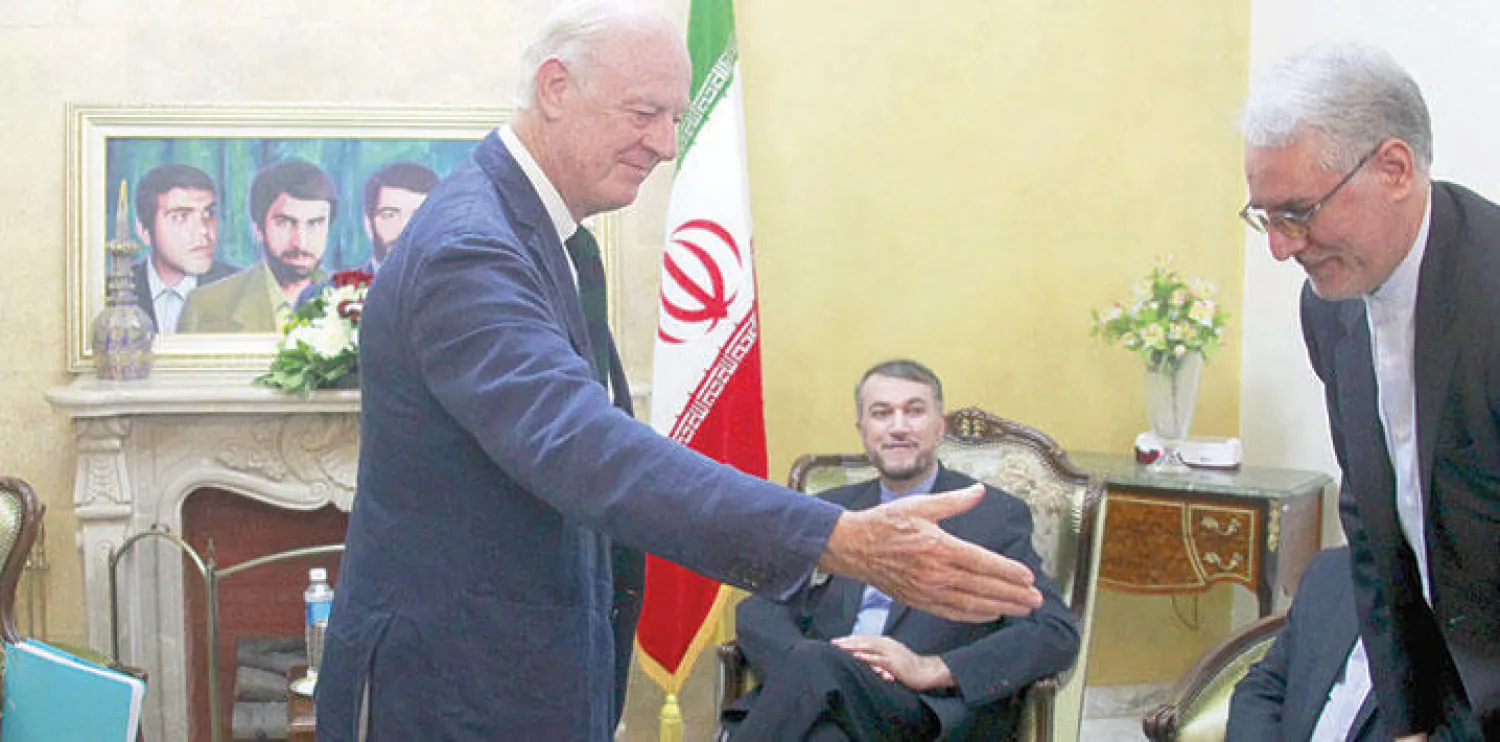 المبعوث الدولي لسوريا ستيفان دي ميستورا مستقبلا نائب وزير الخارجية الإيراني حسين عبد اللهيان لدى وصوله إلى السفارة الإيرانية في بيروت أمس (رويترز)