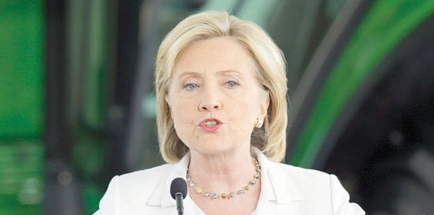هيلاري كلينتون خلال حملتها الانتخابية قبل أيام في بلدة أنكيني وسط دعوات لتخليها عن الترشح بسبب فضيحة الرسائل الإلكترونية (أ.ب)