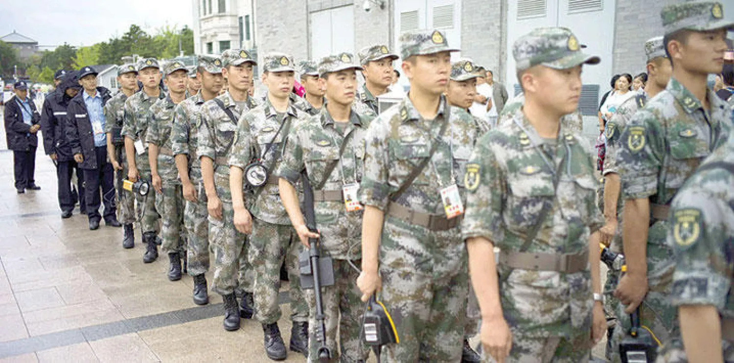 جنود صينيون خلال مشاركتهم أمس في تمرين عسكري بساحة تيانانمين في العاصمة استعدادا للعرض العسكري غدا (أ.ف.ب)