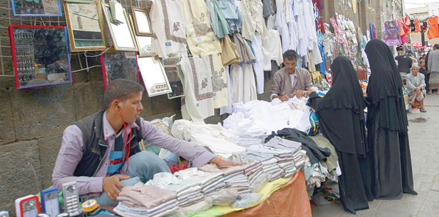سيدتان يمنيتان تتسوقان في صنعاء العتيقة أمس (أ.ف.ب)