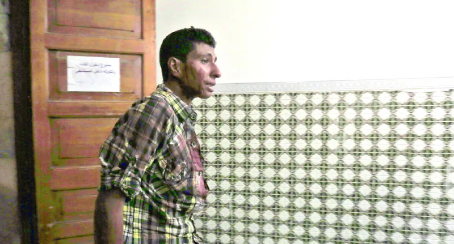 يمني في المستشفى الذي نقل إليه أفراد أسرته بعد إصابتهم في التفجير المزدوج الذي استهدف مسجدا في صنعاء أمس (إ.ب.أ)