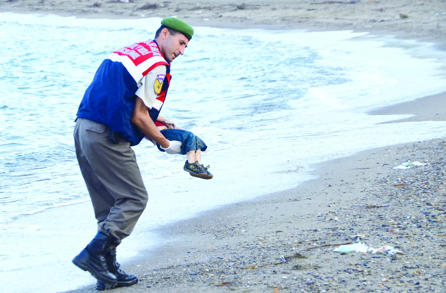 البحر يحصد أرواح 12 لاجئًا سوريًا نصفهم أطفال ونساء.. والفوضى مستمرة في المجر