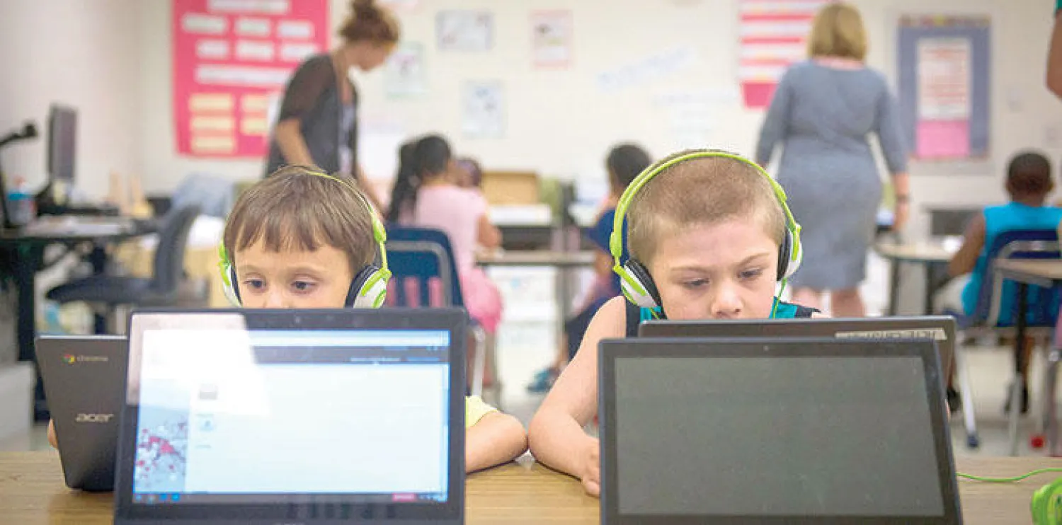 كومبيوترات «كرومبوك» تعليمية لممارسة الصغار الألعاب الإلكترونية