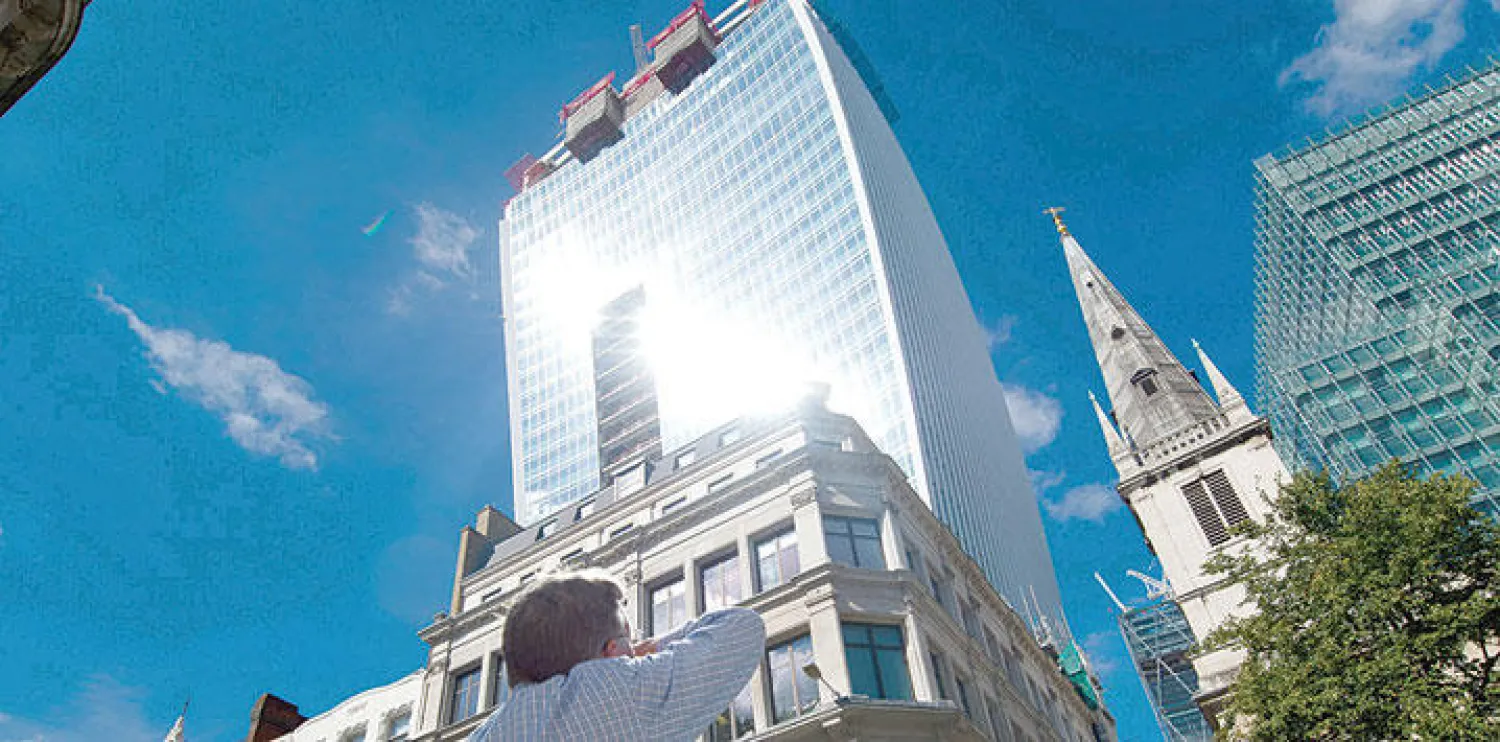 أشعة الشمس المنعكسة على سطحها تصهر أجزاء من سيارة جاغوار