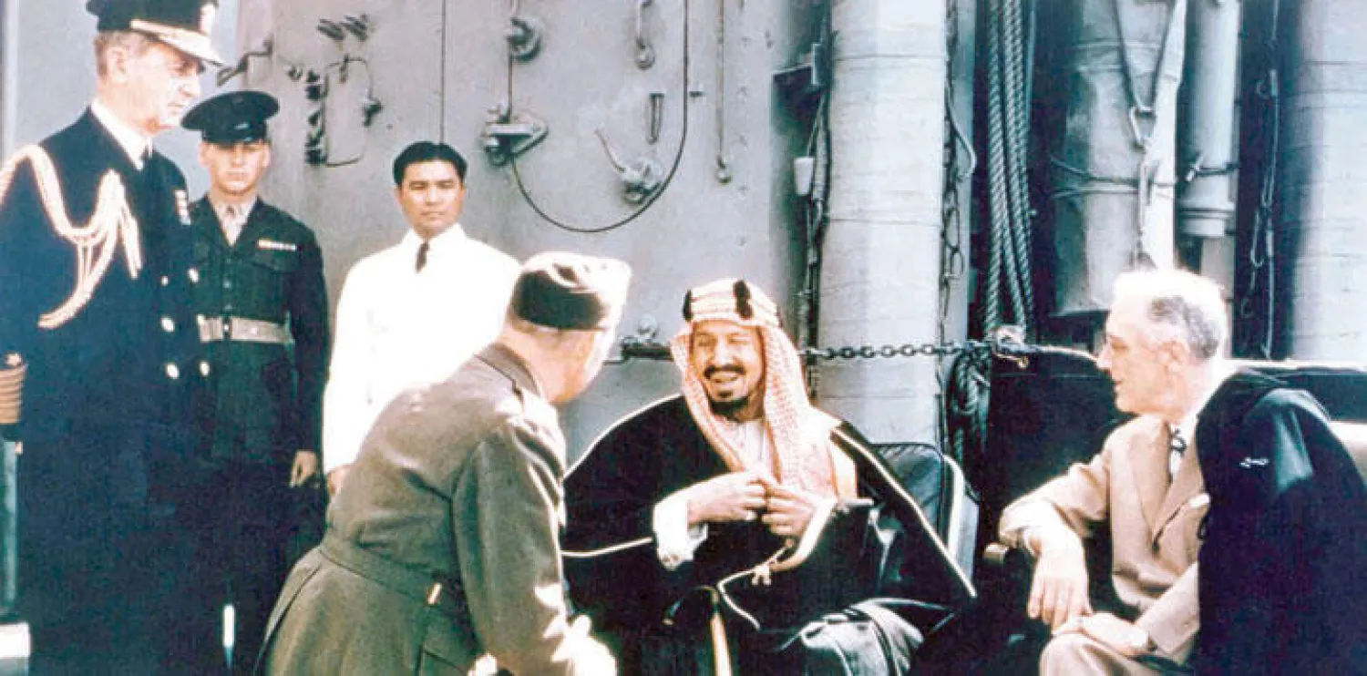اللقاء التاريخي الذي جمع الملك عبد العزيز والرئيس الأميركي روزفلت عام 1945 على متن الطراد الأميركي كوينسي في خليج السويس