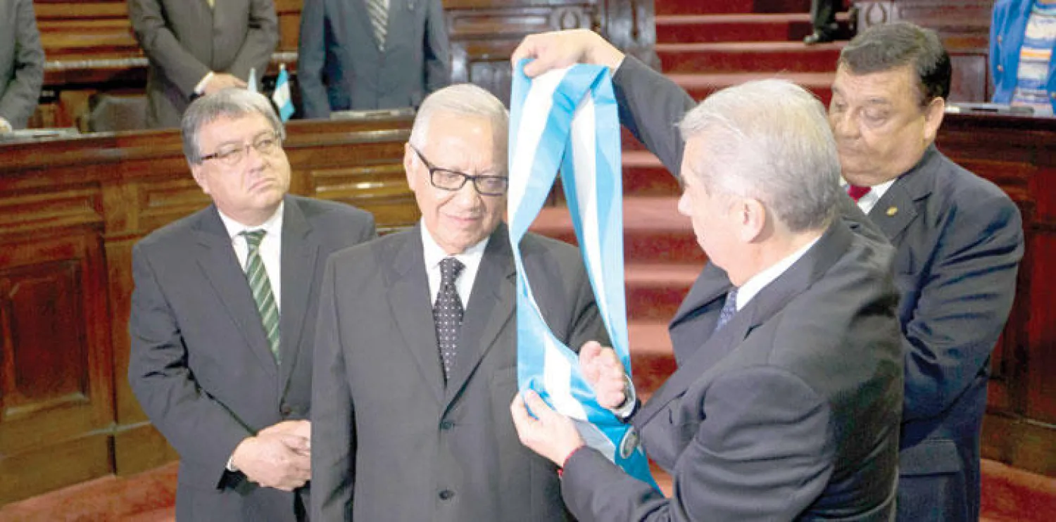 أليخاندرو مالدونادو الرئيس الجديد لغواتيمالا أثناء أداء قسم اليمين في الكونغرس أمس (أ.ب)
