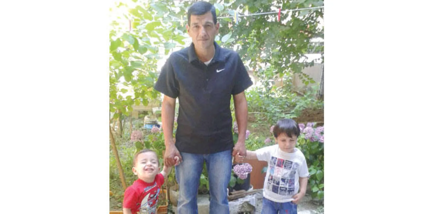 عبدالله كردي مع طفليه إيلان وغالب اللذين ماتا غرقا في البحر(رويترز)