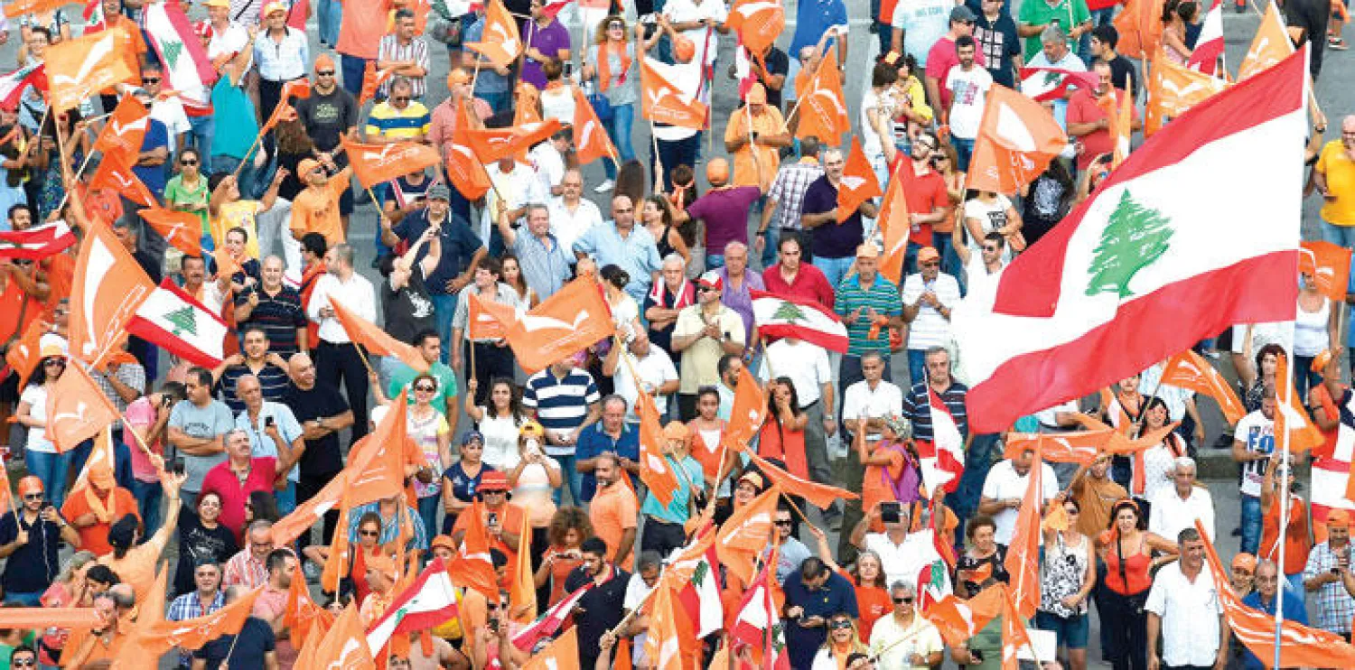 مئات من مناصري عون يتظاهرون في ساحة الشهداء وسط بيروت أمس (إ ب أ)