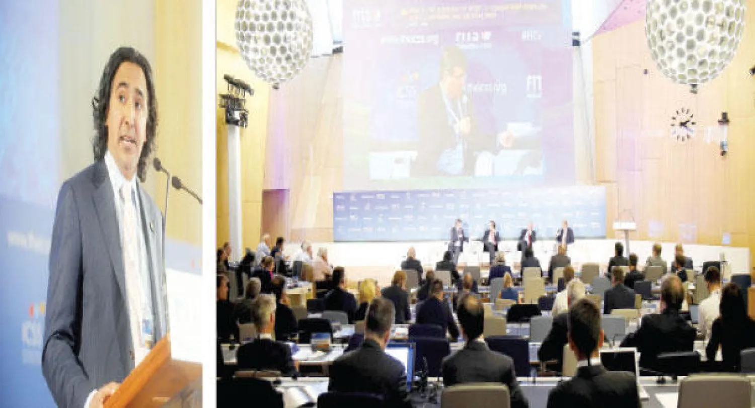 جانب من منتدى النزاهة والشفافية الرياضية في جنيف («الشرق الأوسط»)، محمد حنزاب خلال كلمته أمس («الشرق الأوسط»)