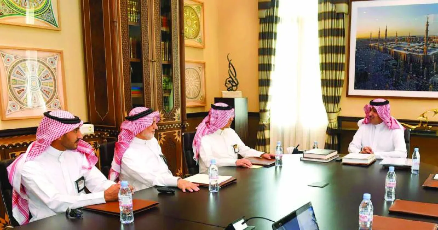 الأمير فيصل بن سلمان بن عبد العزيز خلال اجتماعه مع المهندس زياد الشيحة بالمدينة المنورة («الشرق الأوسط»)