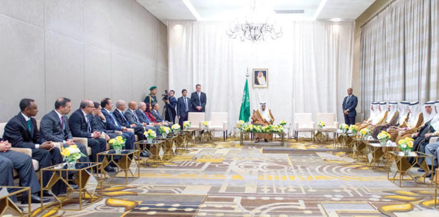 خادم الحرمين الشريفين لدى استقباله أمس سفراء الدول العربية في واشنطن (واس)