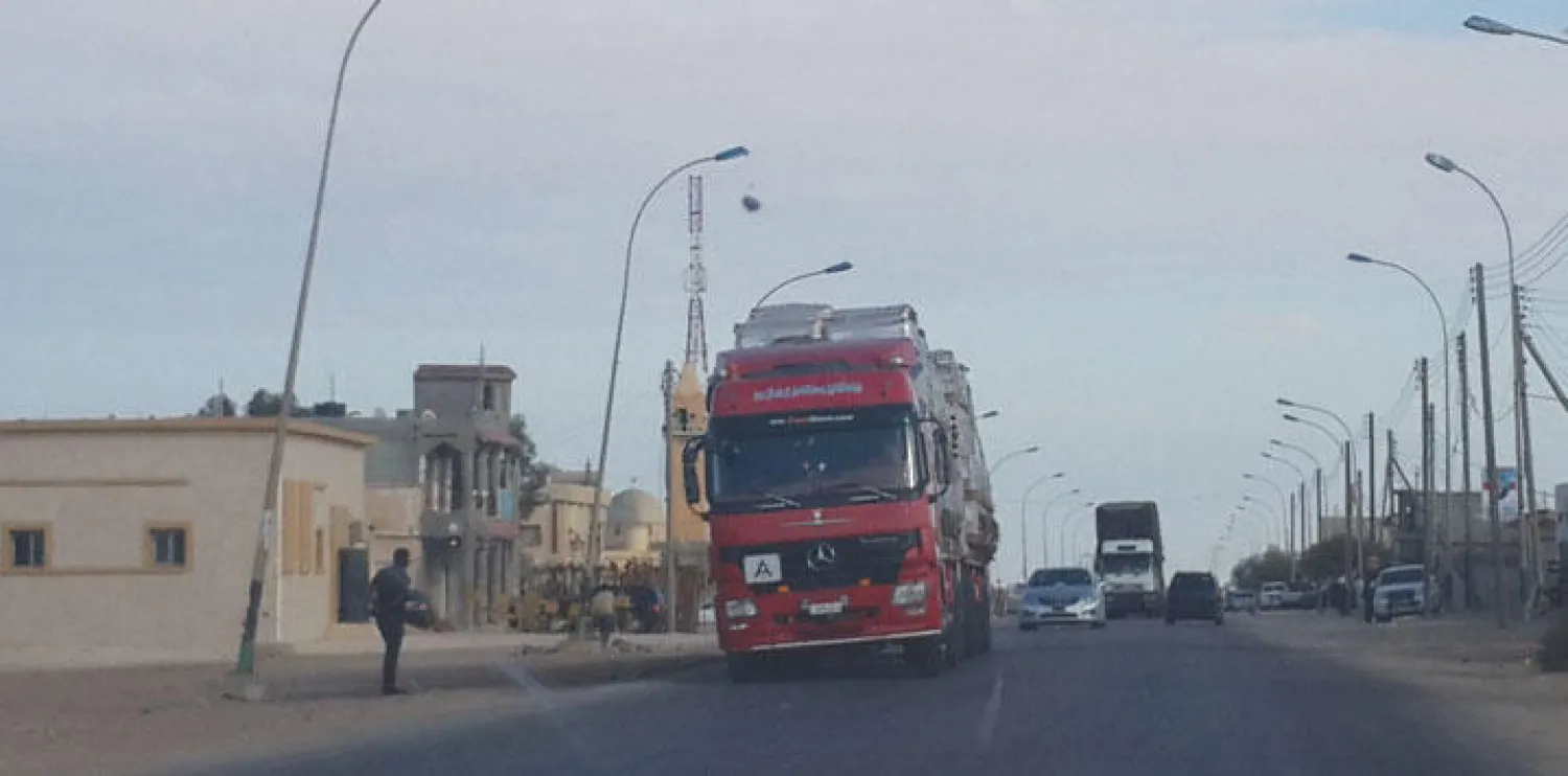 شاحنات بضائع على طريق طبرق في شرق ليبيا قادمة من مصر («الشرق الأوسط»)