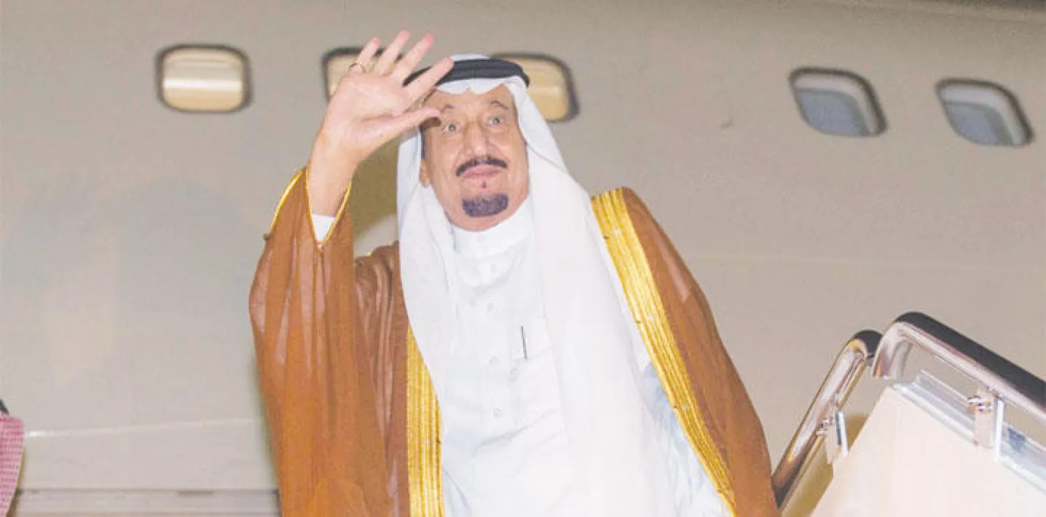الملك سلمان ملوحًا لمودعيه قبل مغادرته العاصمة الأميركية واشنطن الليلة قبل الماضية (واس)