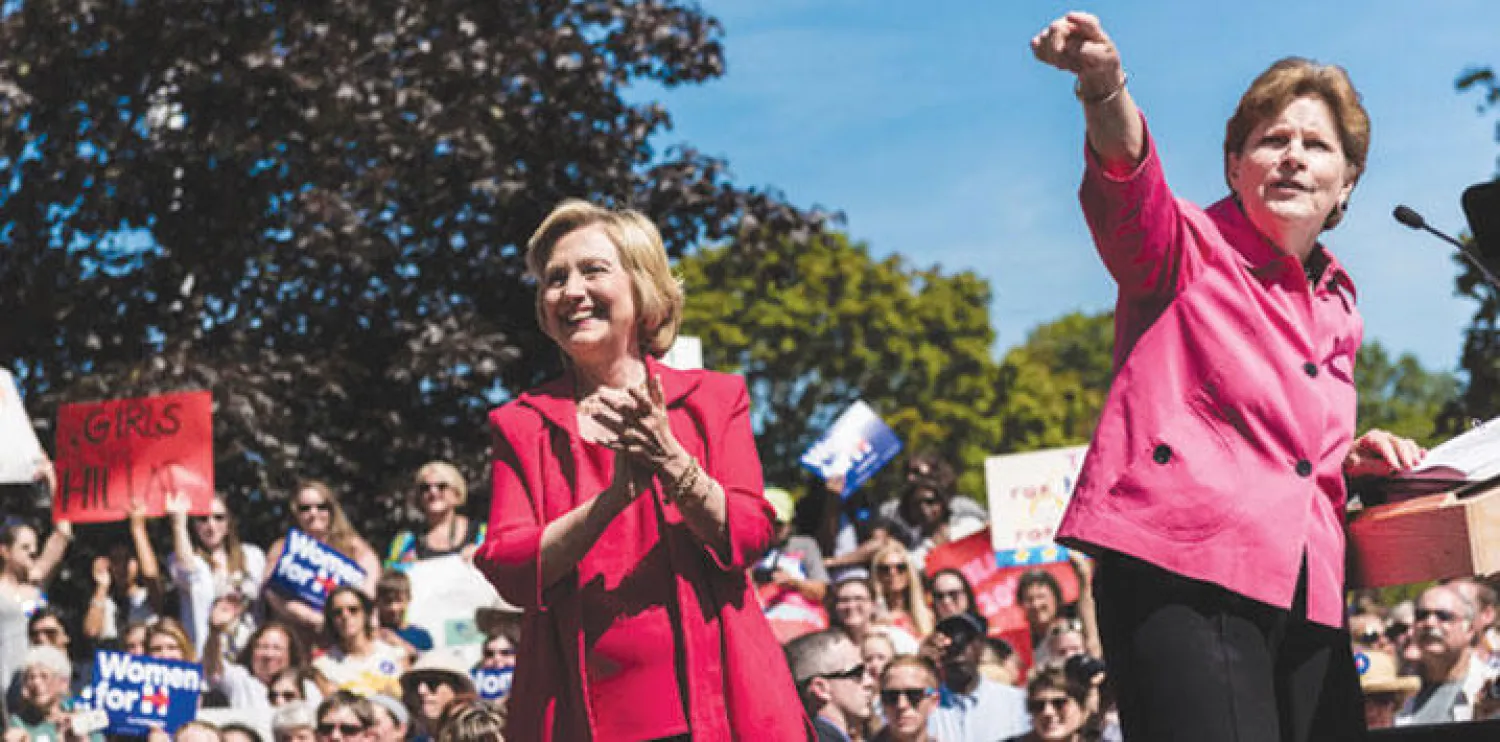 كلينتون خلال جولة انتخابية في ولاية نيوهامبشير أمس (نيويورك تايمز)