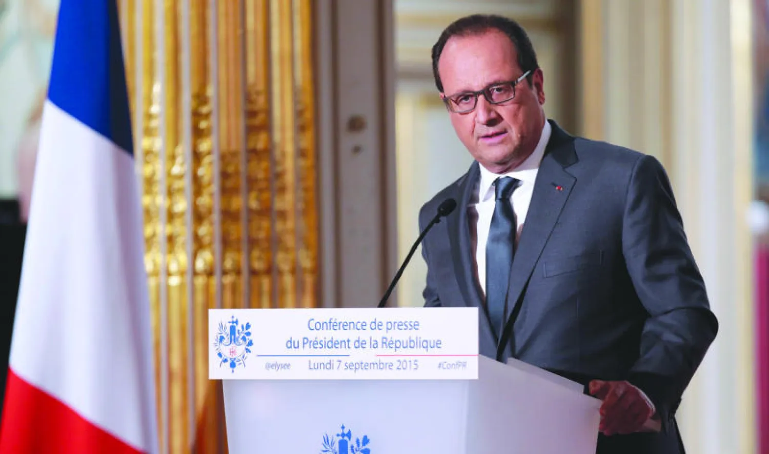 الرئيس الفرنسي فرانسوا هولاند أثناء مؤتمره الصحافي في قصر الإليزيه في العاصمة باريس أمس (إ.ب.أ)
