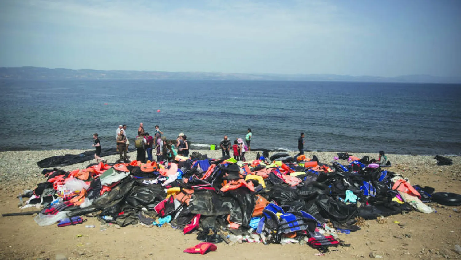 لاجئون سوريون بعيد وصولهم إلى جزيرة ليسبوس أمس (أ.ب)