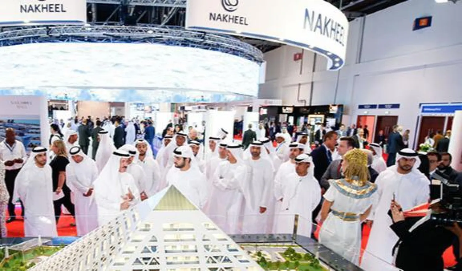 الشيخ مكتوم بن محمد بن راشد آل مكتوم نائب حاكم دبي يستمع لشرح أحد العارضين عن مشروع جديد في دبي