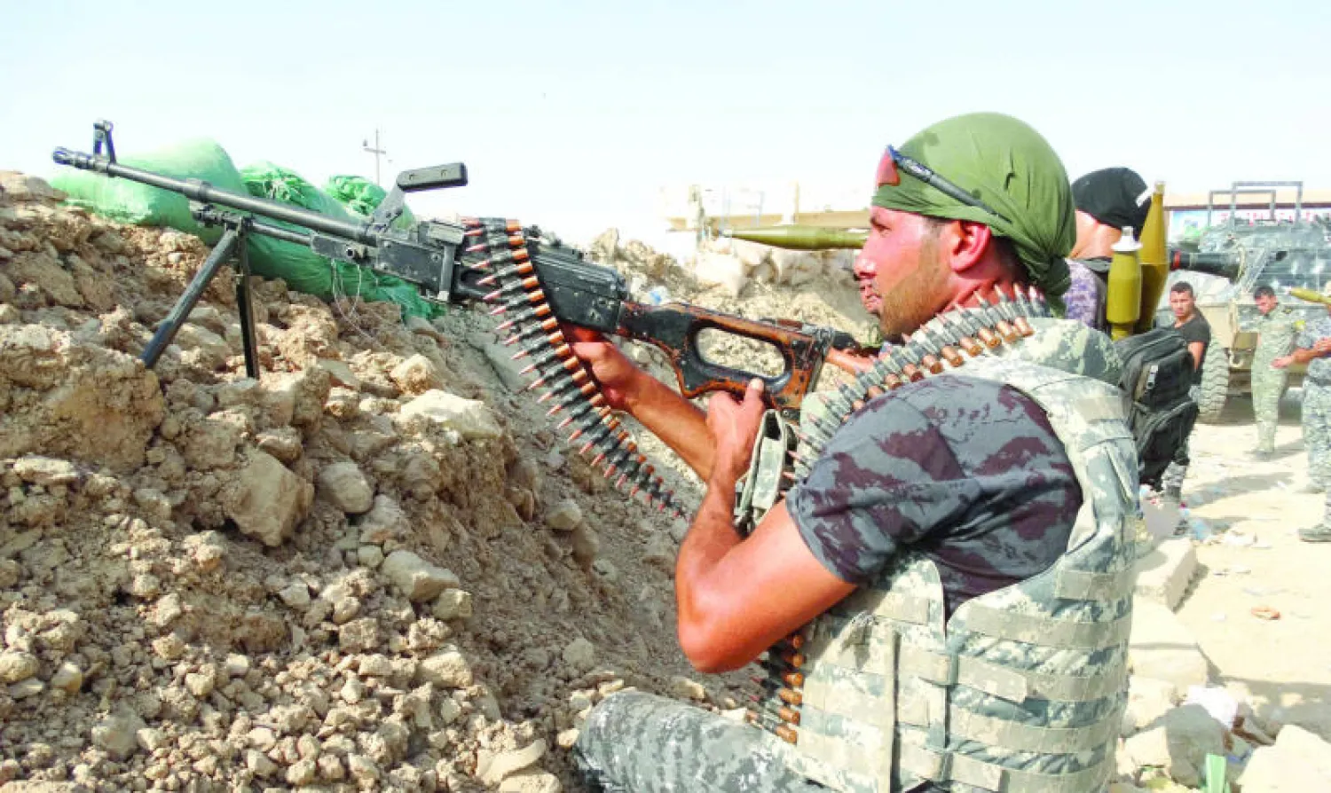 عناصر أمن عراقيون خلال مواجهة مع مسلحي «داعش» في محافظة الأنبار (أ.ب)