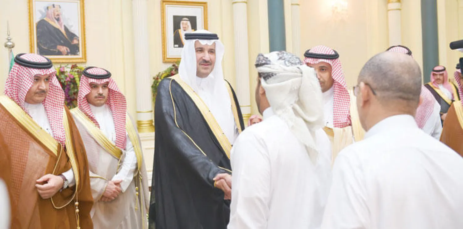 الأمير فيصل بن سلمان أمير منطقة المدنية المنورة أثناء استقباله وفود الحج (واس)