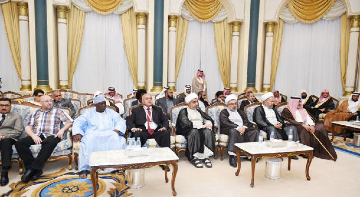 الأمير فيصل بن سلمان أمير منطقة المدينة المنورة خلال استقبال وفود بعثات الحج والجاليات الإسلامية لموسم هذا العام (الشرق الأوسط)