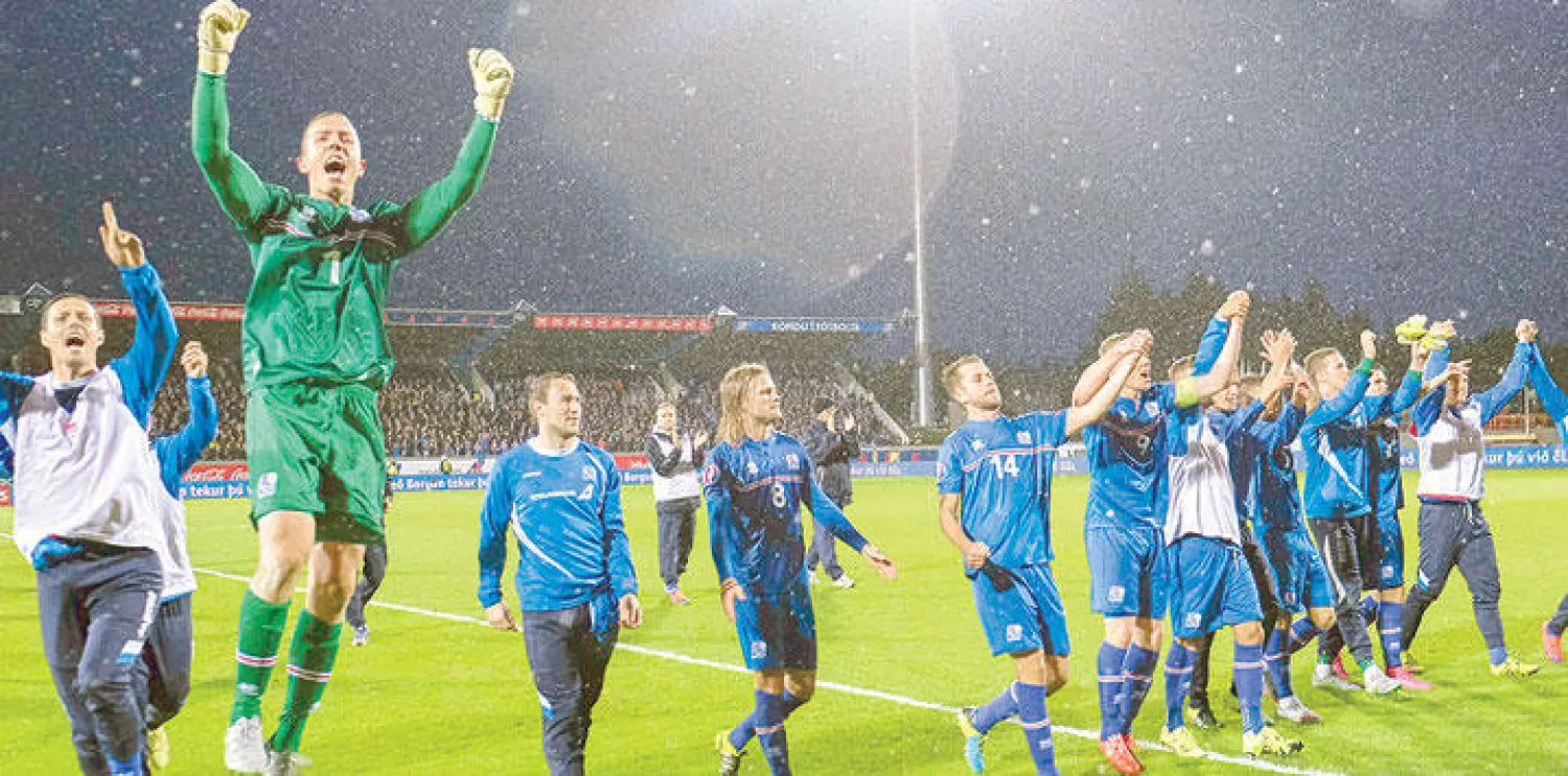 لاعبو منتخب آيسلندا يحتفلون بعد أن حجزوا مكانهم بين كبار أوروبا (إ.ب.أ)