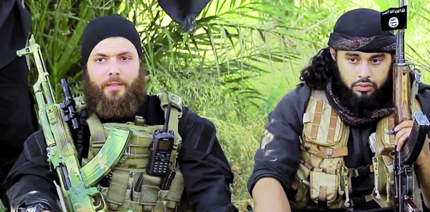 متطرف ألماني (يسار) يجلس مع زميل له داخل معسكر لتدريب المقاتلين الأجانب في تدمر (غيتي)