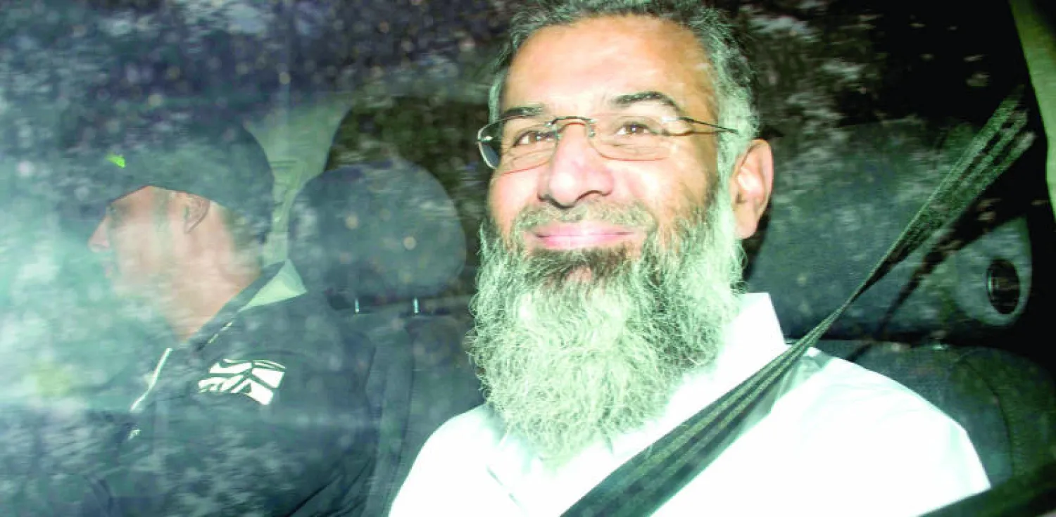 أنجم تشودري مبتسمًا لدى خروجه من سجن  بيل مارش شديد الحراسة أول من أمس