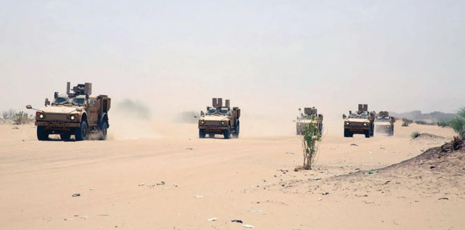 قوات تابعة للتحالف في طريقها إلى مأرب التي تعرف تحشيدات عسكرية واسعة استعدادًا لعملية تحرير صنعاء (أ.ف.ب)