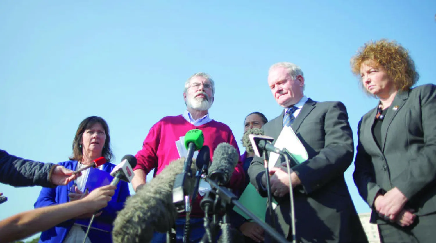 غاري آدم قائد السين فين يتحدث أمس في بلفاست إلى الصحافيين حول حادثة مقتل كيفن ماكجيجان الذي وقع الشهر الماضي (أ.ب)