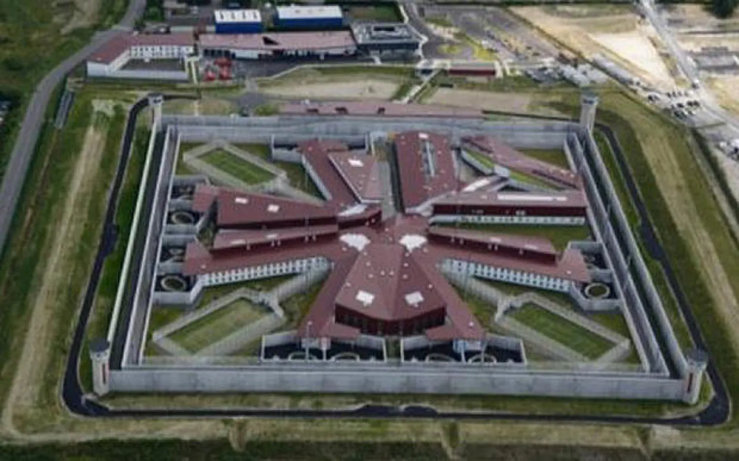 سجين مسلح يقوم باحتجاز مدير سجن بفرنسا