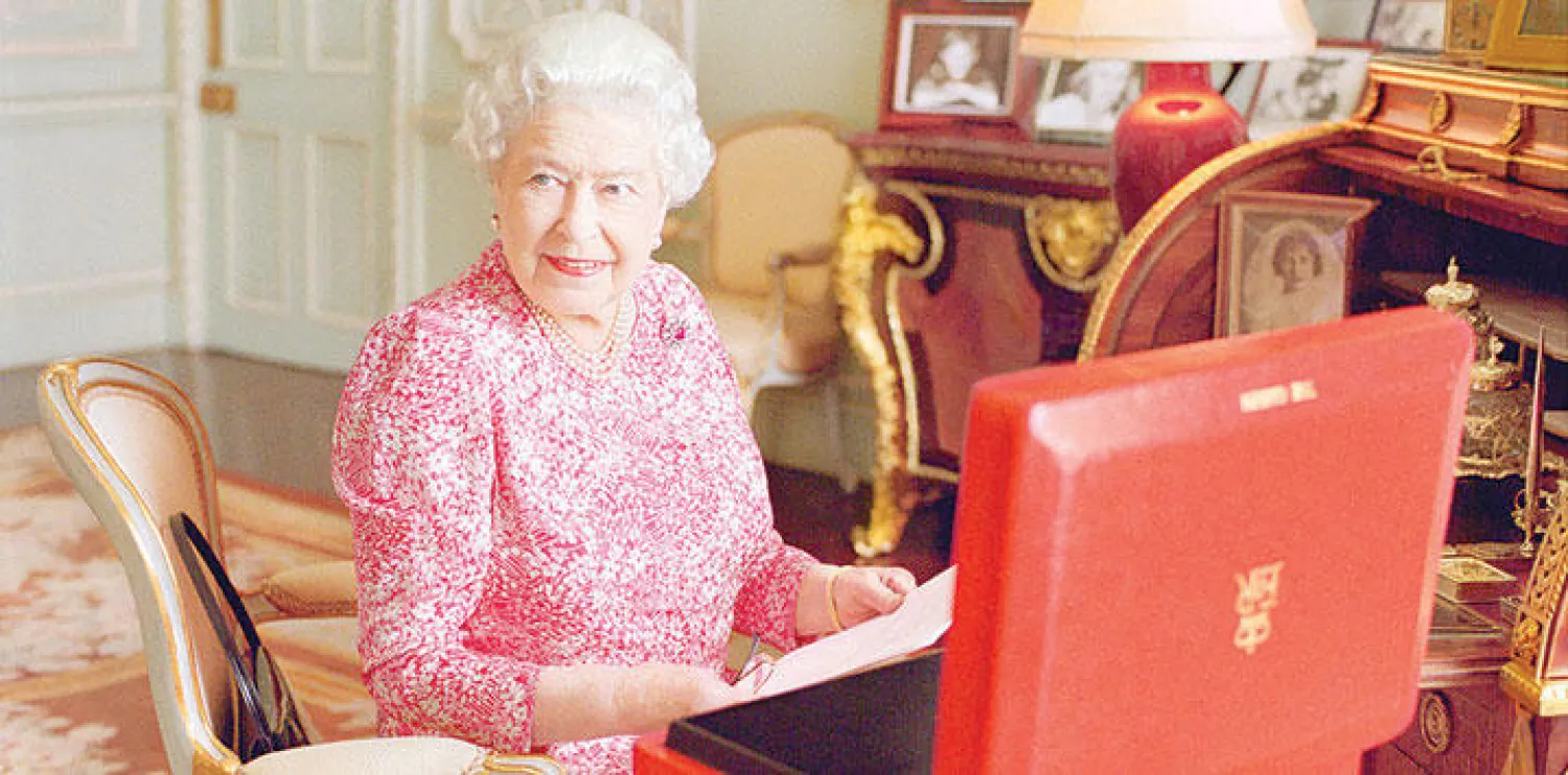 صورة رسمية وزعها القصر بهذه المناسبة التقطتها ماري ماكارتني (ابنة الفنان بول ماكارتني) تظهر الملكة إليزابيث وهي جالسة إلى مكتبها (أ.ب)