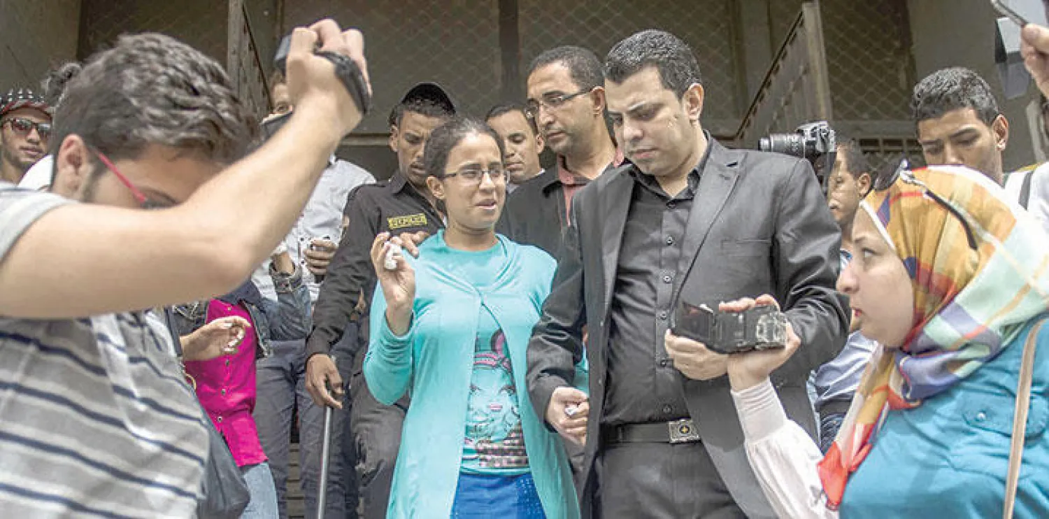 مريم لدى مغادرتها بصحبة محاميها مصلحة الطب الشرعي في القاهرة  (أ.ف.ب)