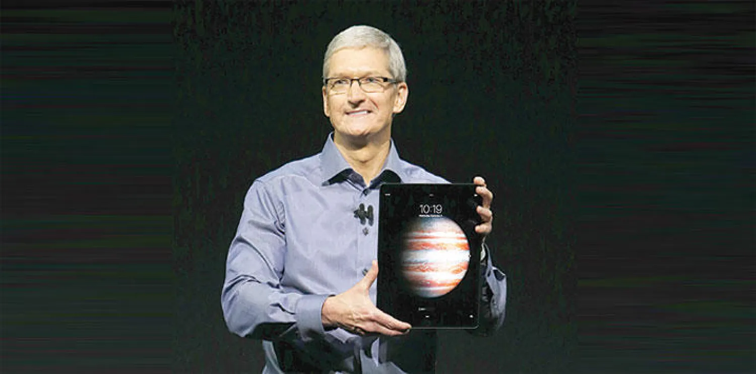 تيم كوك مدير شركة {أبل} يعلن عن جهاز {آيباد برو} الجديد في سان فرانسيسكو أمس (إ.ب.أ)