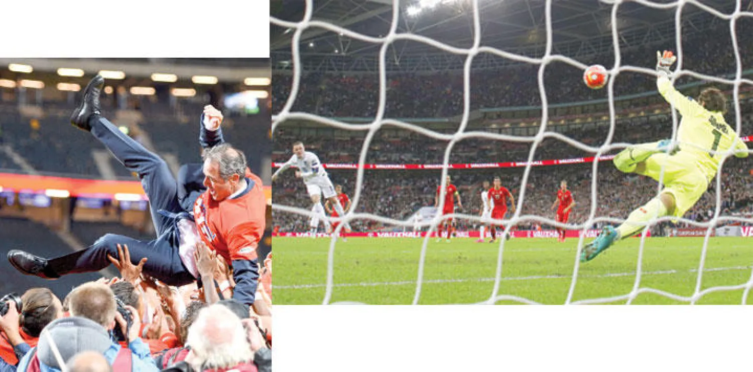 روني قائد منتخب إنجلترا يسجل في مرمى سويسرا من ركلة الجزاء ليصبح كبير هدافي بلاده (أ.ف.ب)  -  لاعبو منتخب النمسا يرفعون مدربهم كولر احتفالا بالتأهل لنهائيات أمم أوروبا (أ.ب)