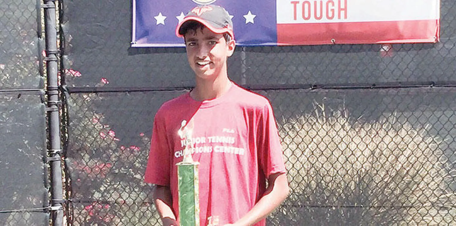 الحقباني خلال تتويجه بالكأس («الشرق الأوسط»)