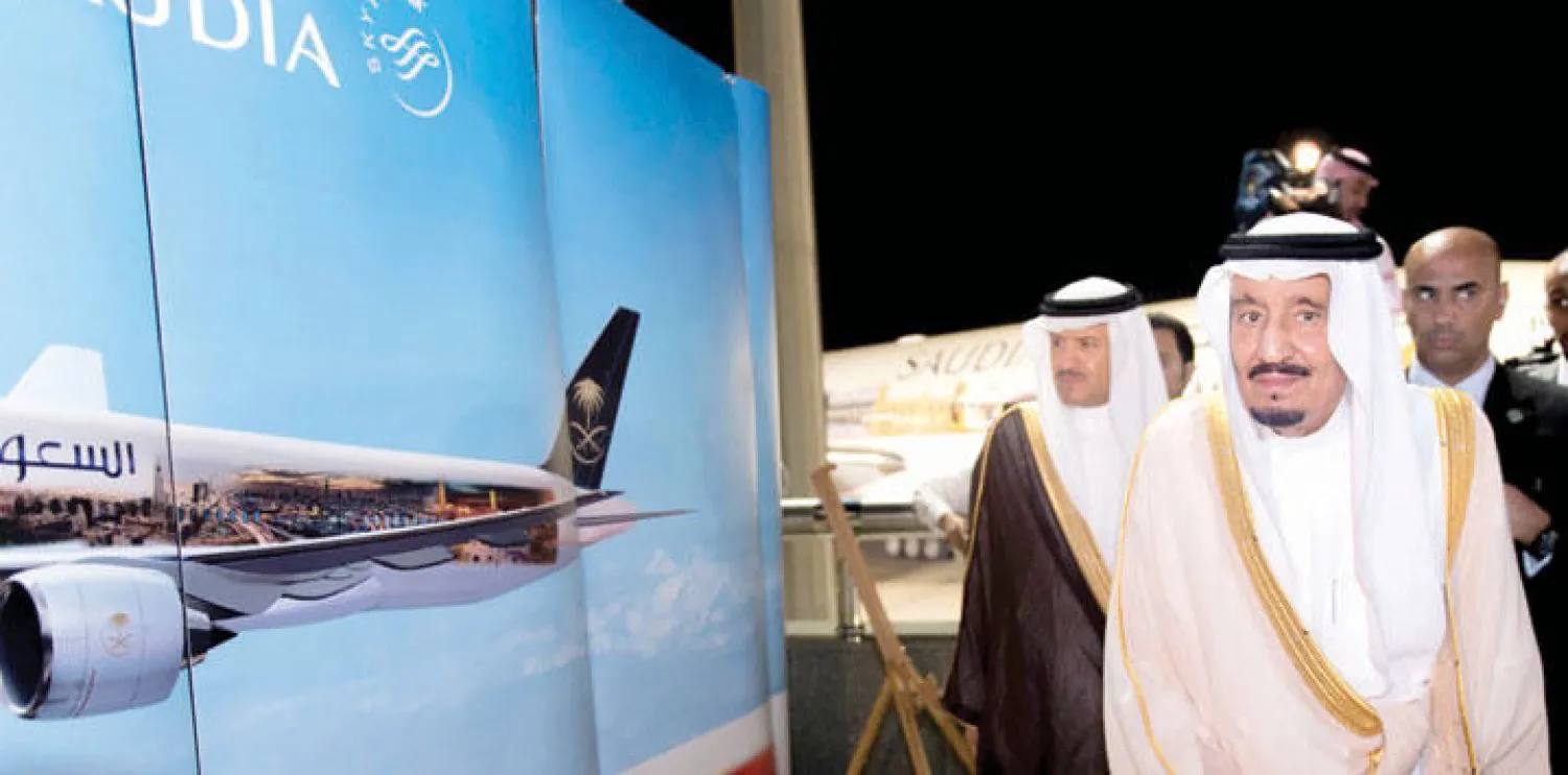 الملك سلمان بن عبد العزيز خلال اطلاعه على نموذج الطائرة التي اكتست بصور فوتوغرافية للحرمين  الشريفين مع أبرز المعالم الإسلامية والحضارية والسياحية للسعوديةويظهر في الصورة الأمير سلطان بن سلمان، والمهندس صالح الجاسر مدير عام المؤسسة العامة للخطوط الجوية العربية السعودية (واس)