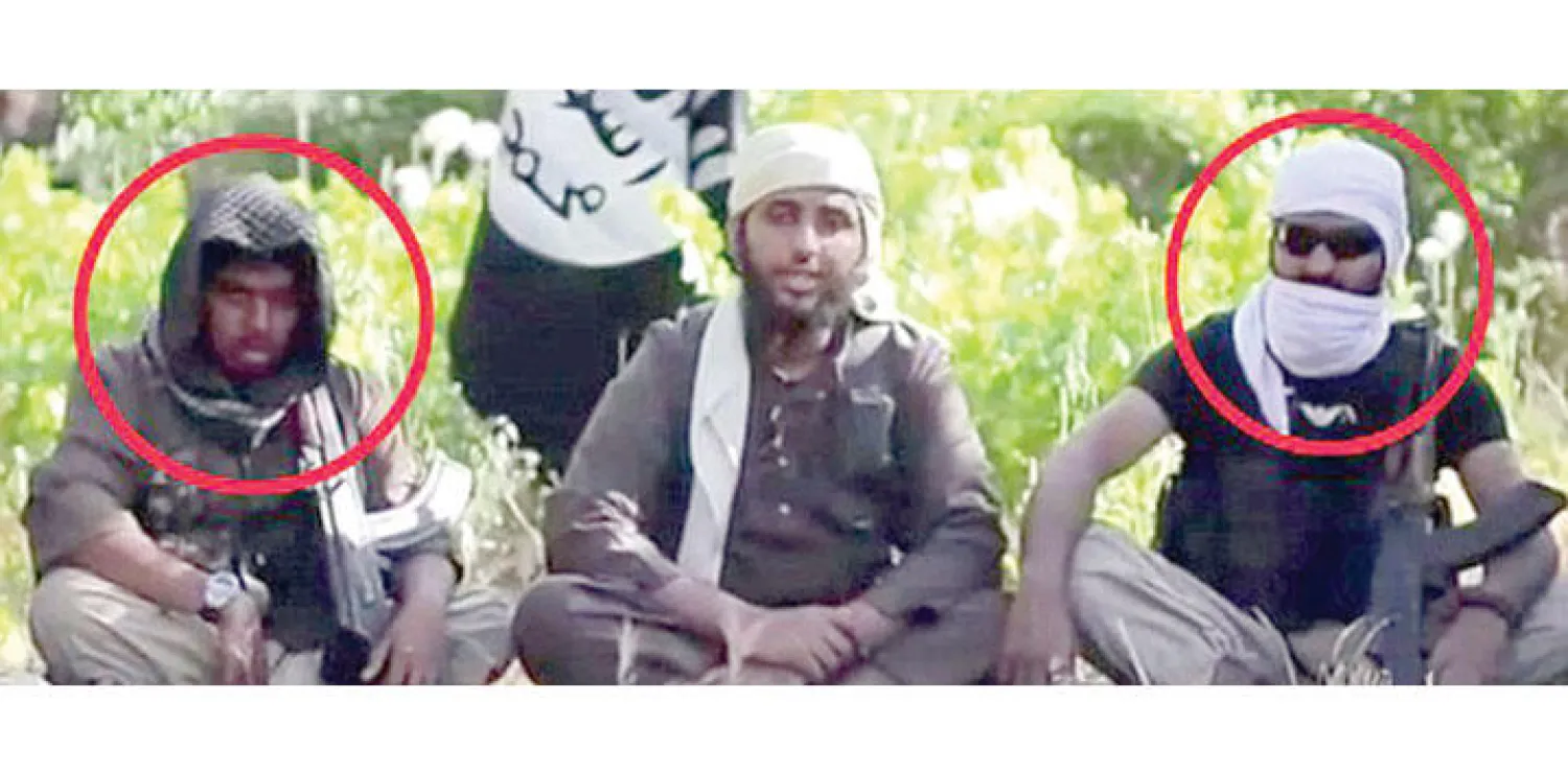 المتشدد البريطاني رياض خان (يسار) في شريط دعائي من «داعش» قبل مقتله بغارة «درون» («الشرق الأوسط»)