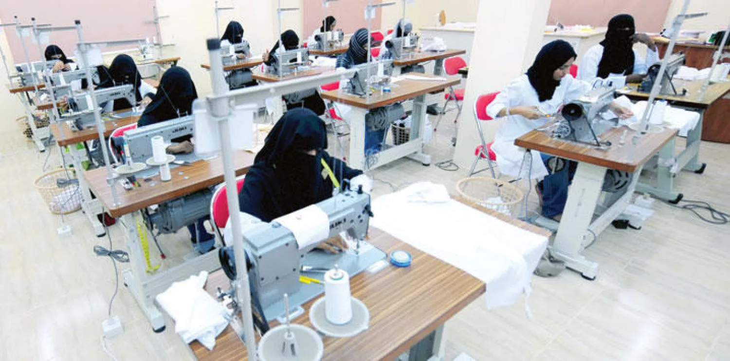 حذر تقرير  البنك الدولي من المعوقات القانونية التي تقف أمام النهوض الاقتصادي للمرأة وتمنعها من تولي وظائف وتقيد حصولها على قروض ائتمانية من المصارف (أ ف ب)