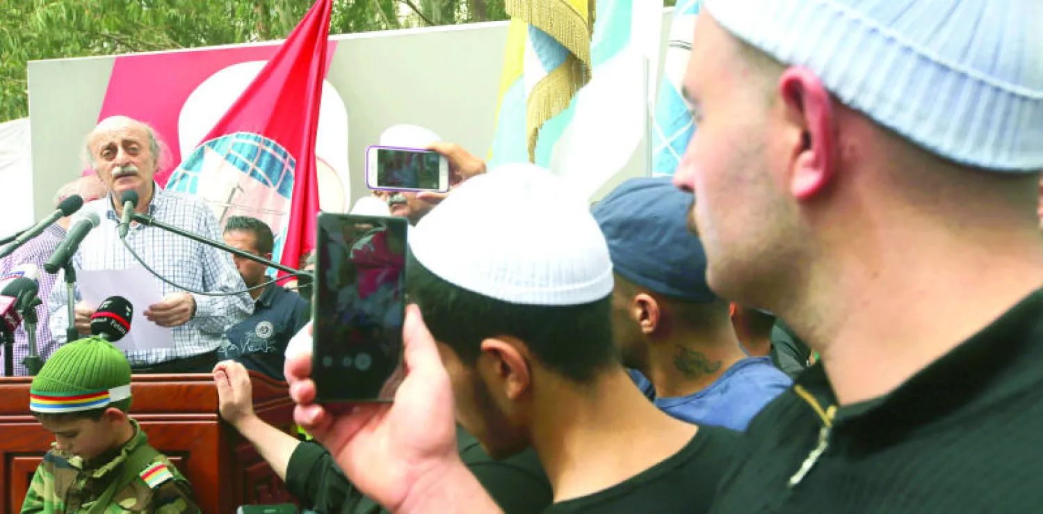 رجال دين من الدروز يلتقطون بكاميرات جوالاتهم صورًا لرئيس الحزب التقدمي الاشتراكي وليد جنبلاط في حفل تأبين البلعوس الذي اغتيل في السودياء جنوب سوريا (أ.ب)